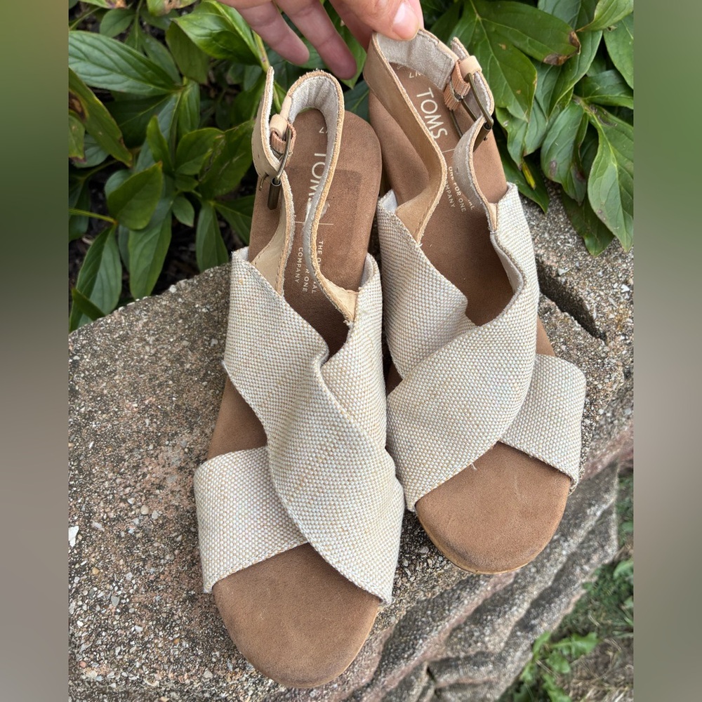 TOMS Women's Tan and Cream Sandals size 7